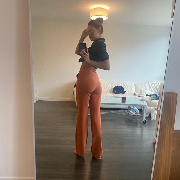 Suuuper flattering Aritzia Babaton trousers - Picture 2 of 2